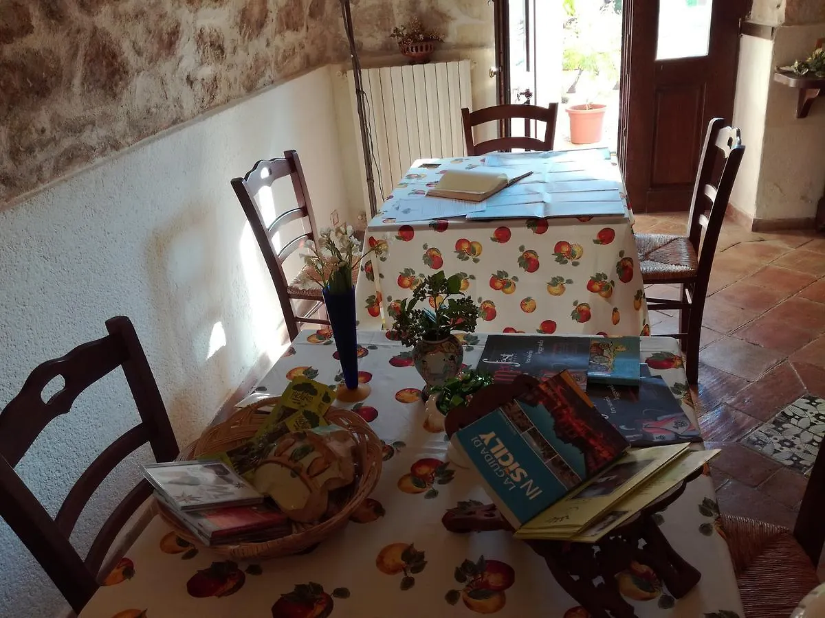 Le Case Di S. Andrea Buccheri 0*,